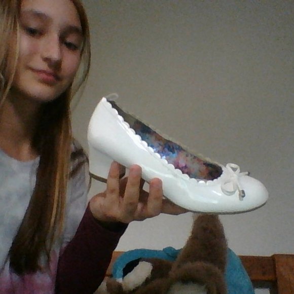 Flipflops, and high heels. - Picture 6 of 7